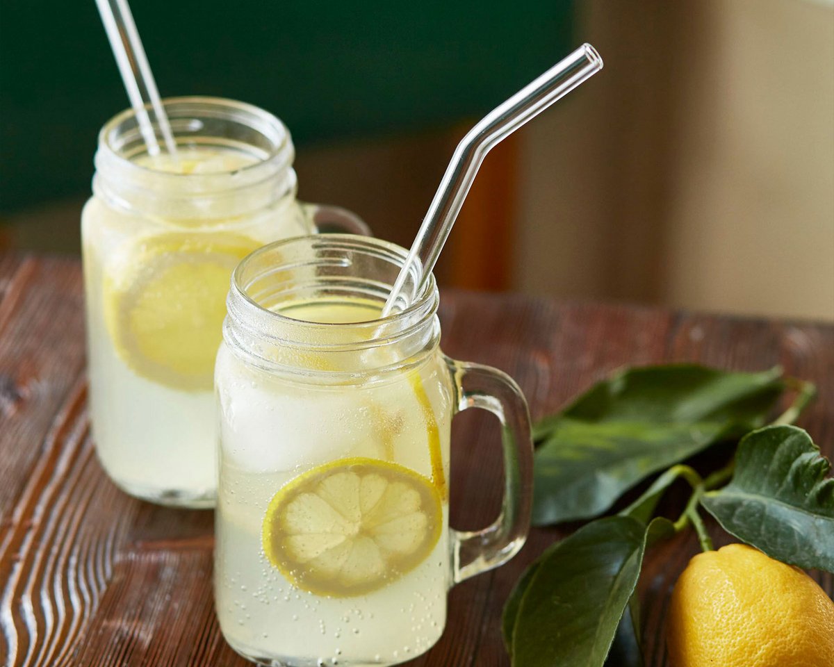 Limonade mit Glastrinkhalmen von HALM