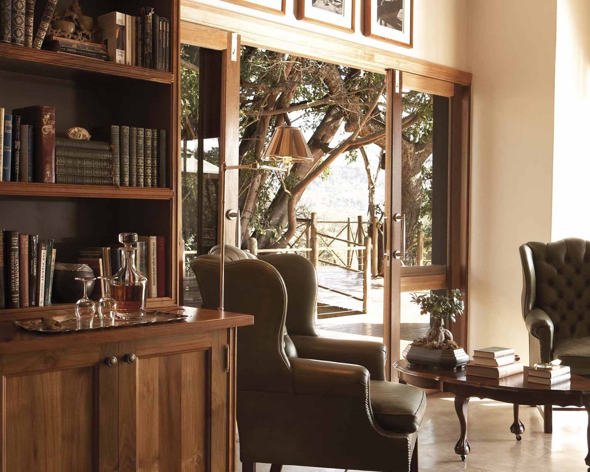 Lounge mit Bibliothek im Karkloof Safari Spa