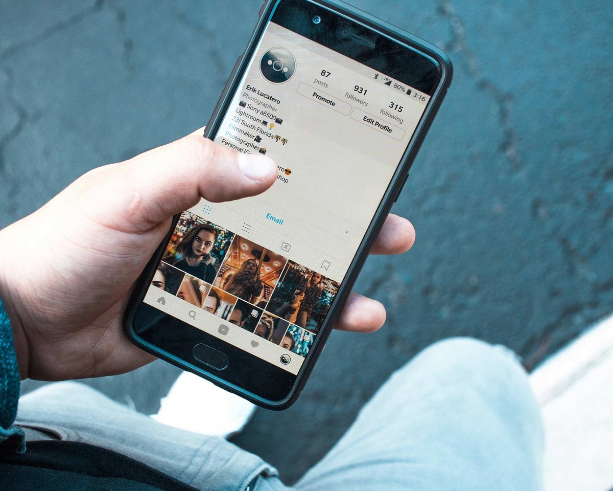 Hand hält ein Smartphone mit einem Instagram-Profil