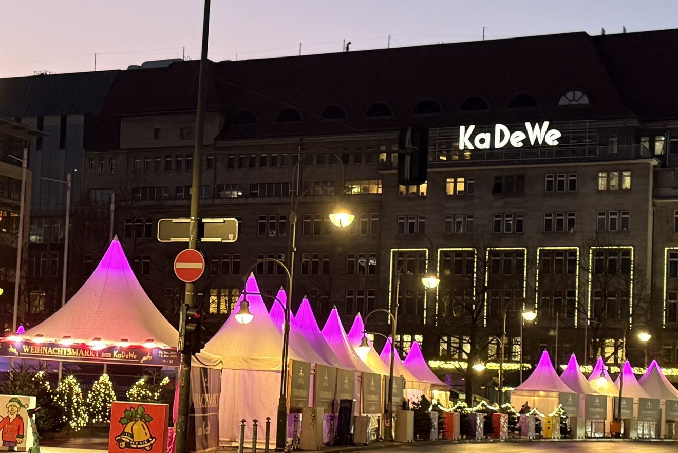 Pagodenzelte des Weihnachtsmarkts am Wittenbergplatz vor dem KaDeWe